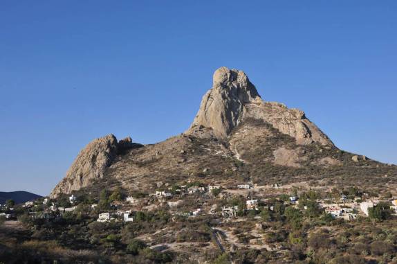 O imenso monolito conhecido como Peña de Bernal, no México